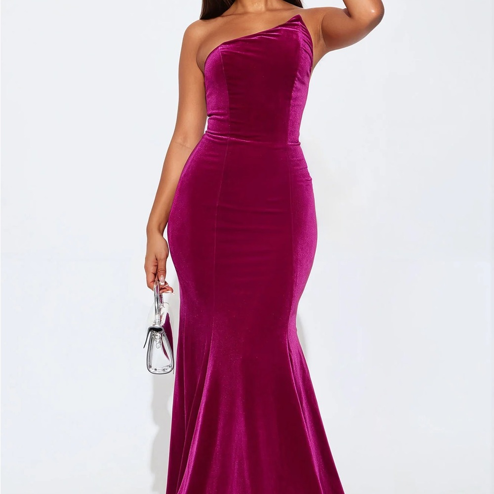 Elegant One-Shoulder Magenta Dress